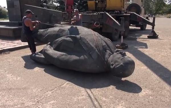 Lenin statue was toppled in Novoaydar, Luhansk region 