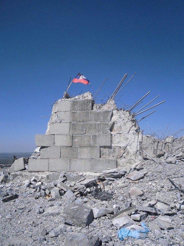 DNR flag over Saur-Mohyla