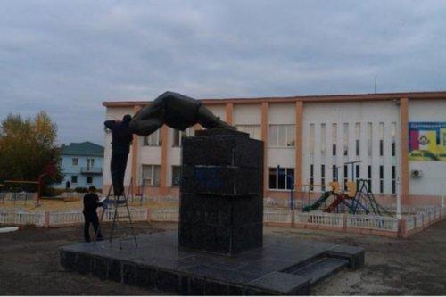 Lenin was toppled in Svatove, Luhansk region