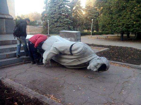 Statue of Lenin was toppled in Kryvyi Rih last night