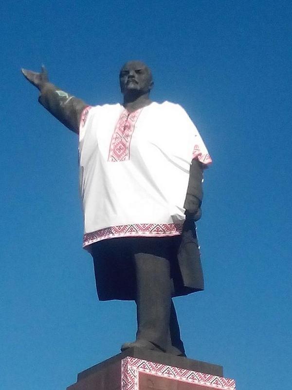 In Zaporozhie, #Lenin gets some fancy new threads: a Ukrainian vyshyvanka