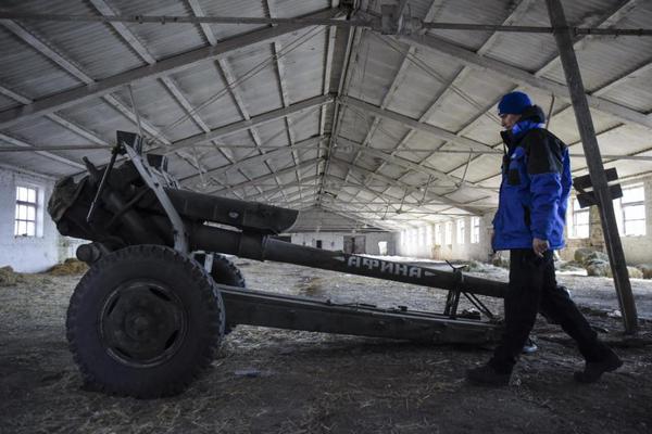 Novoamvrosiivka. OSCE at DNR military base