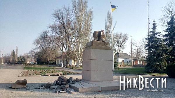 Lenin monument was toppled in  Kazanka, Mykolaiv region