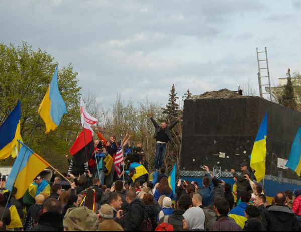 Lenin toppled in Kramatorsk.