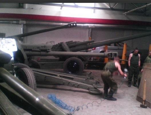 Militants in #Donetsk hold the mortar in the building of Service Station