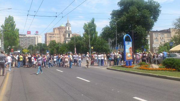 Residents of Donetsk blocked Artema str. They demand to stop shelling