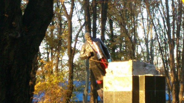 Lenin monument toppled in #Volnovakha