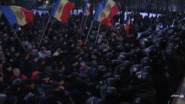 Chisinau: Clashes between policemen and protesters in the back of the Parliament of Moldova