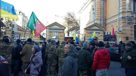 Учасники АТО під Адміністрацією президента вимагають передати справу за Иловайску в суд