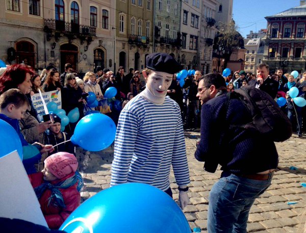 Lviv holds Lviv in blue flashmob to raise awareness about Down's syndrome