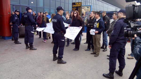 Protest in Chisinau airport against Russian military delegaion