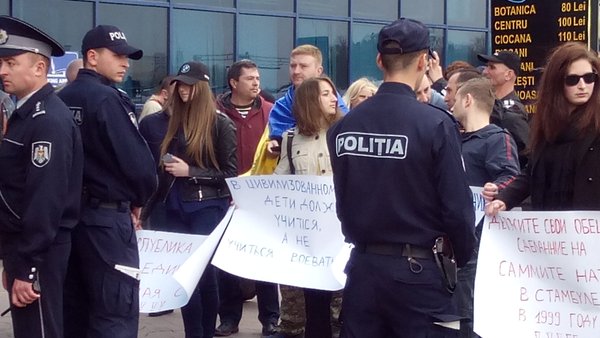 Protest in Chisinau airport against Russian military delegaion