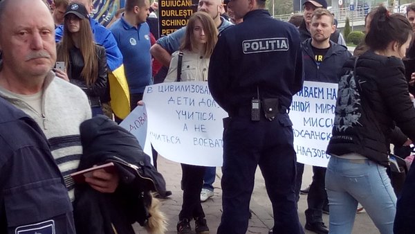 Protest in Chisinau airport against Russian military delegaion