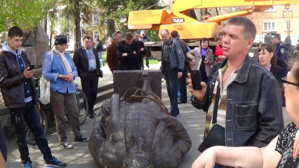 Monument to Lenin was removed in Barvinkove, Kharkiv region