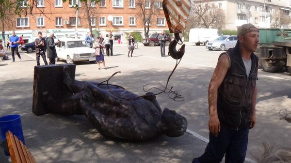 Monument to Lenin was removed in Barvinkove, Kharkiv region