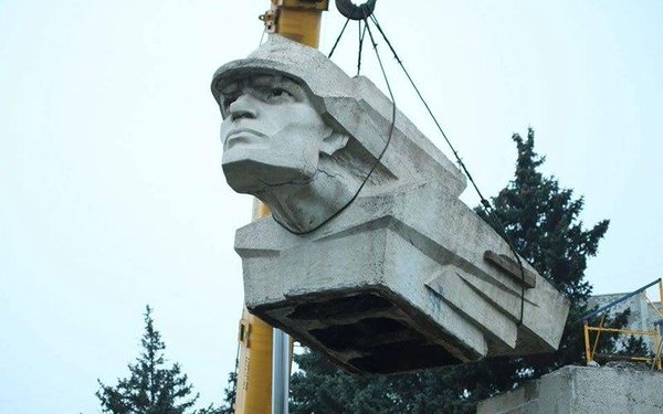 One more monument of Communists' era was removed in Zaporizhie