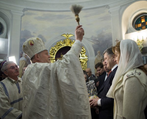 On Easter night, the President along with his wife prayed for Ukraine 
