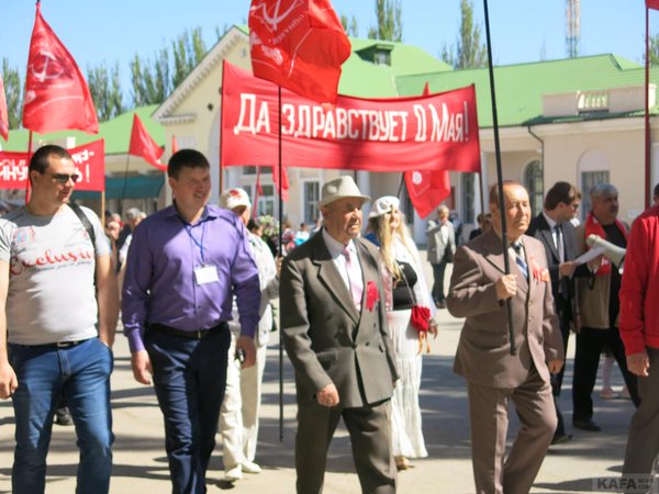 Stalin portrait at 1st May March in Occupied Feodosia