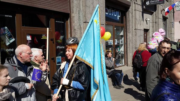 У Санкт-Петербурзі ходу з прапорами України та Криму зірвав ОМОН 