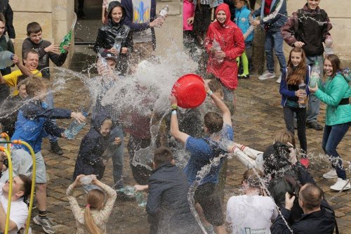 Mayor of L'viv was badly attacked by kids at water battle at Rynok