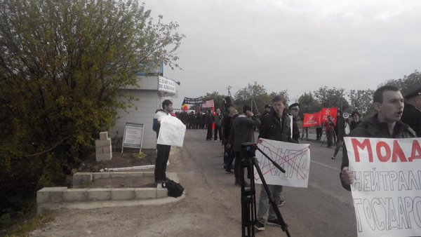 Activists blocking US military convoy on the entry to Moldova  