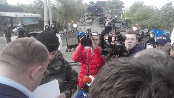 Activists blocking US military convoy on the entry to Moldova  