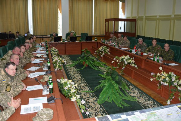 Head of Ukrainian Gen. Staff Muzhenko met with NATO instructors