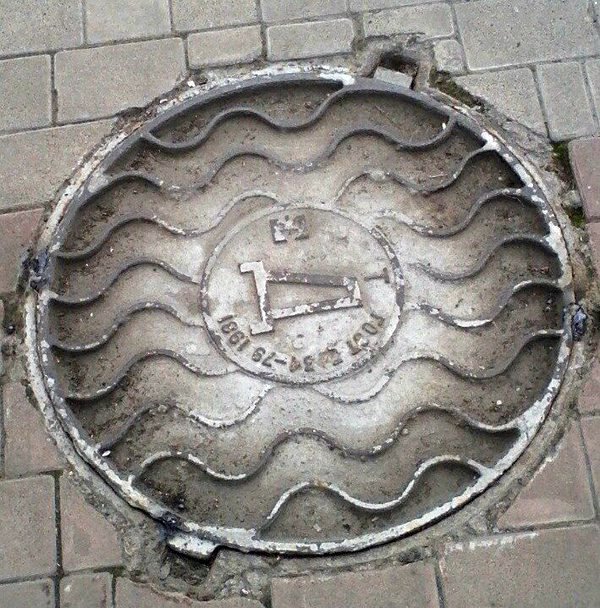 Donetsk, maintenance holes welded up, Russian lamebrain way to prevent raider group attacks 