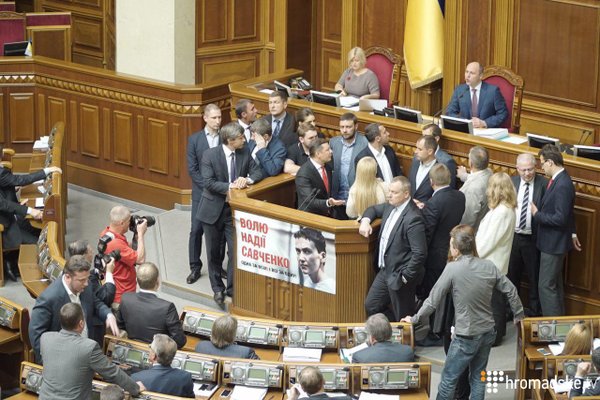 Batkivshchyna and Radical party have blocked the rostrum of Rada 