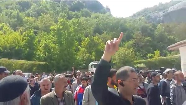 Der ehemalige Bürgermeister von Bakhchisarai, Ilmi Umerov ist verhaftet. Die Proteste mit Krimtataren