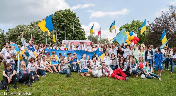 Vyshyvanka Parade was held under the Ukrainian and Crimean Tatar flags in Warsaw