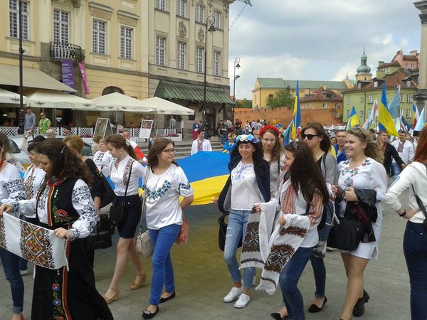 Vyshyvanka Parade was held under the Ukrainian and Crimean Tatar flags in Warsaw