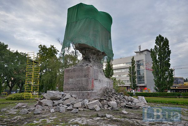 Man versucht Tscheka-Denkmal in Kiew mit einem hydraulischen Hammer zu zerstören,aber sie es nicht tun könnten