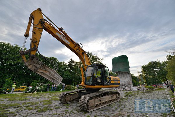 Man versucht Tscheka-Denkmal in Kiew mit einem hydraulischen Hammer zu zerstören,aber sie es nicht tun könnten