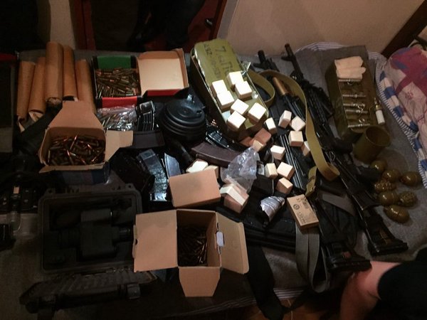 .@ServiceSsu seized illegal weapons arsenal in Mariupol policemen