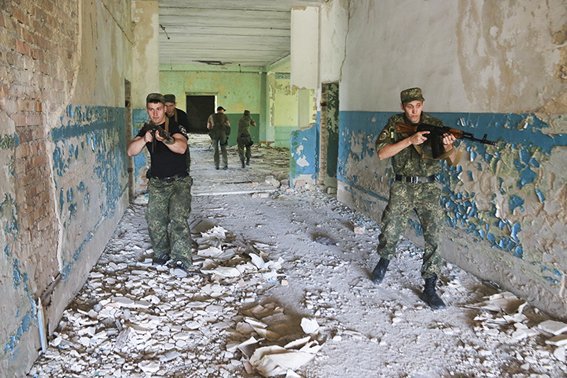 ATO spox: Mariupol police learned how to neutralize terrorists who seized “governmental” building  