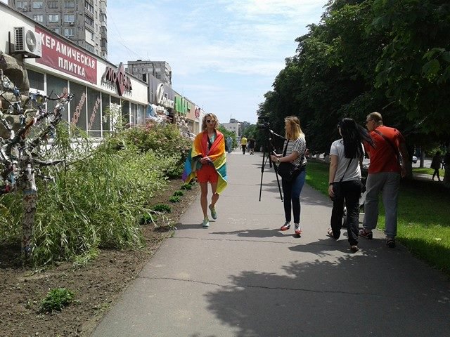Lone woman walks the streets of Mariupol, Eastern Ukraine in support of #KyivPride 