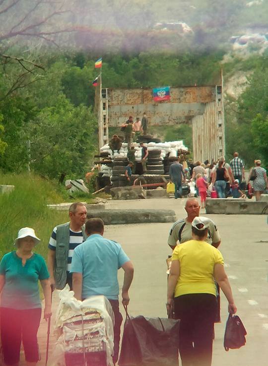 Russian forces built a checkpoint on the bridge to Stanitsa Luhanska