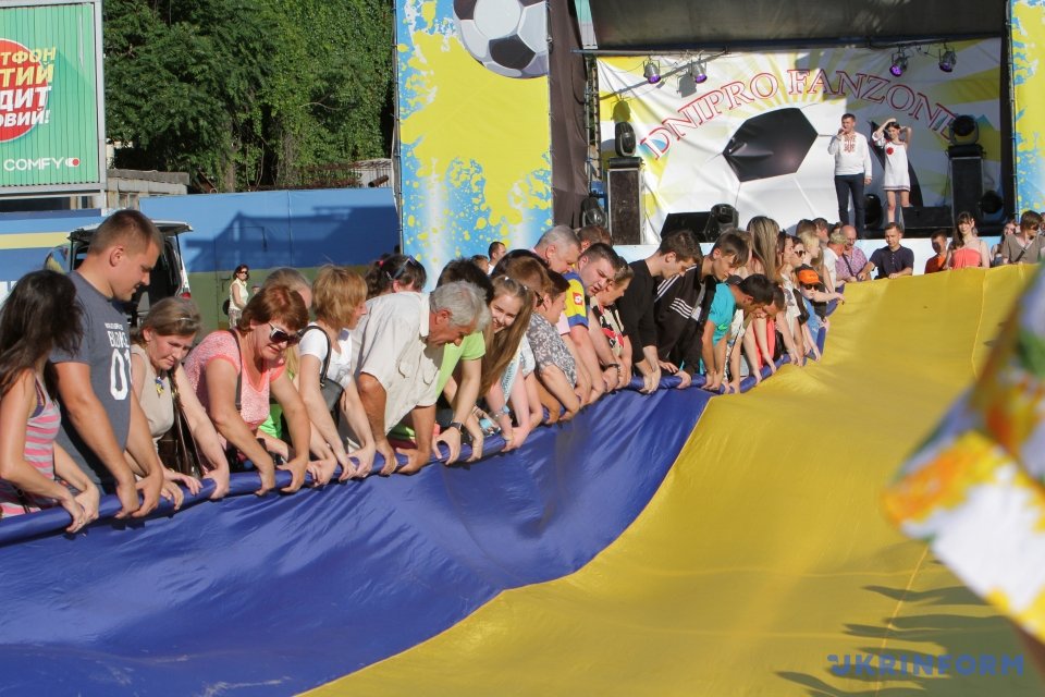 Rally in city of Dnipro: biggest flag of Ukraine deployed