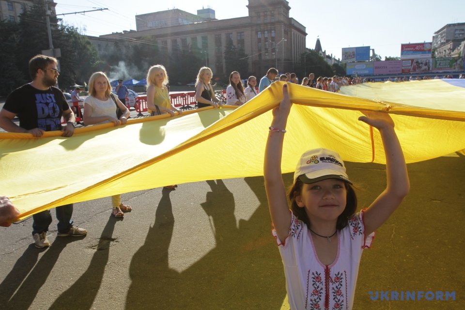 Rally in city of Dnipro: biggest flag of Ukraine deployed