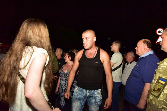 22:00 Toretsk: Mil vehicles were blocked by pro-Russian crowd