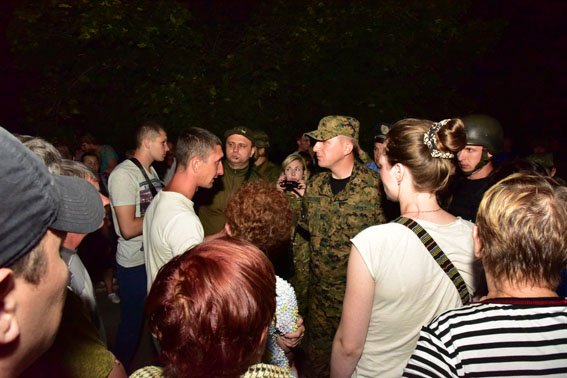 22:00 Toretsk: Mil vehicles were blocked by pro-Russian crowd