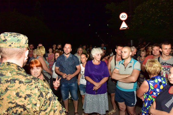 22:00 Toretsk: Mil vehicles were blocked by pro-Russian crowd