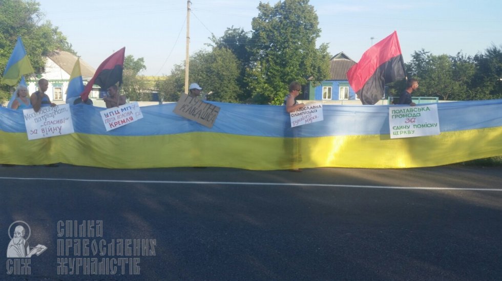 Early today: first protest against pan-Ukrainian procession of Moscow church. Near Chutove, Poltava region  