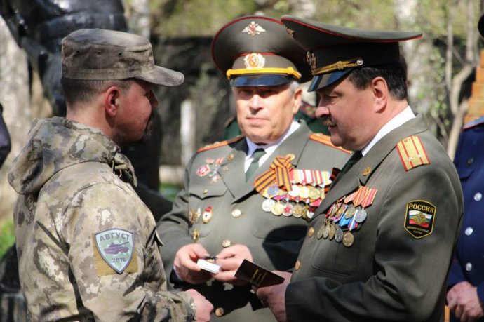 Perm': Russian army officers awarded Donbas militants 