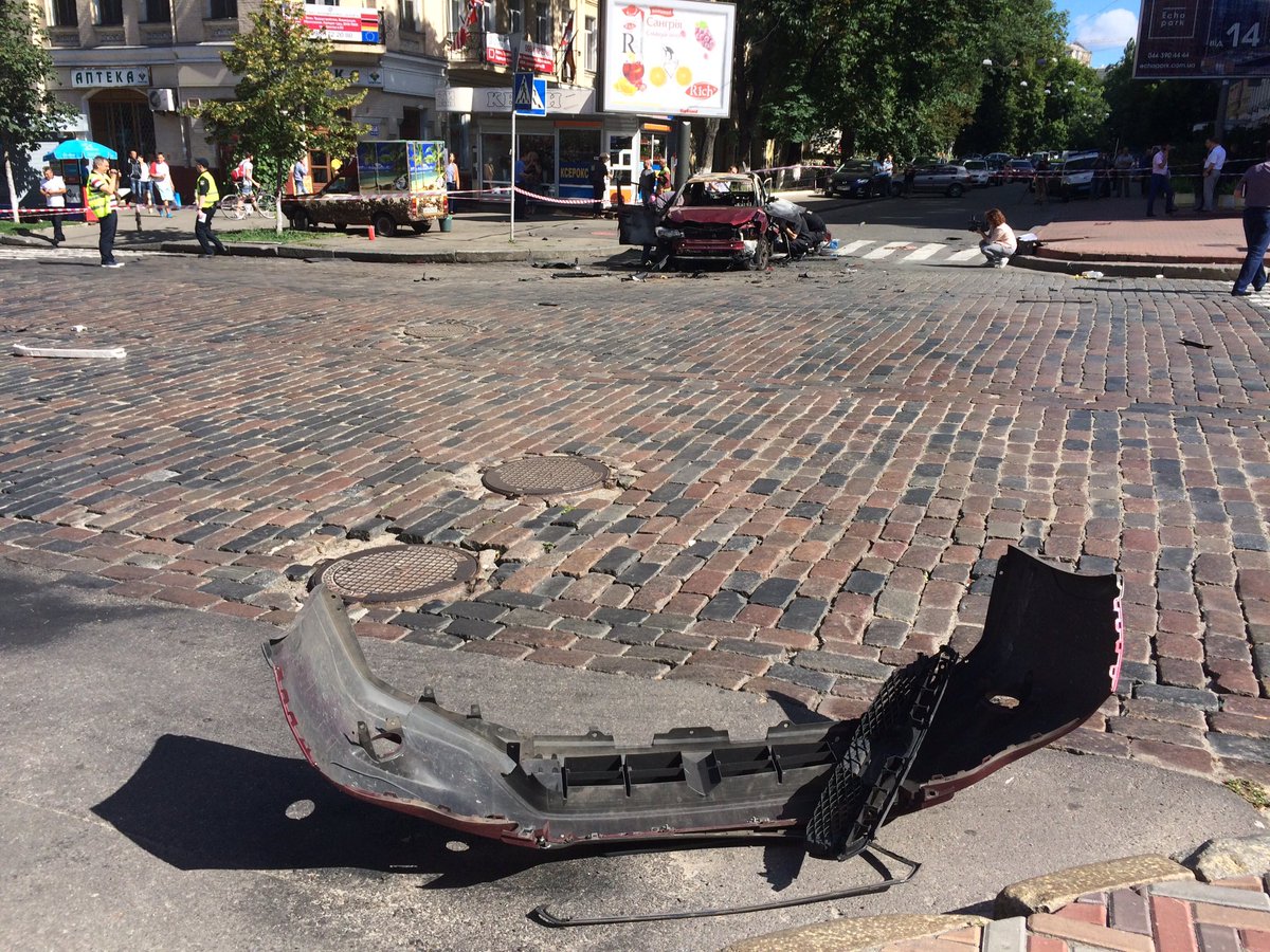 Security Service of Ukraine with police investigators at scene where @pavelsheremet killed. Officials say murder.  