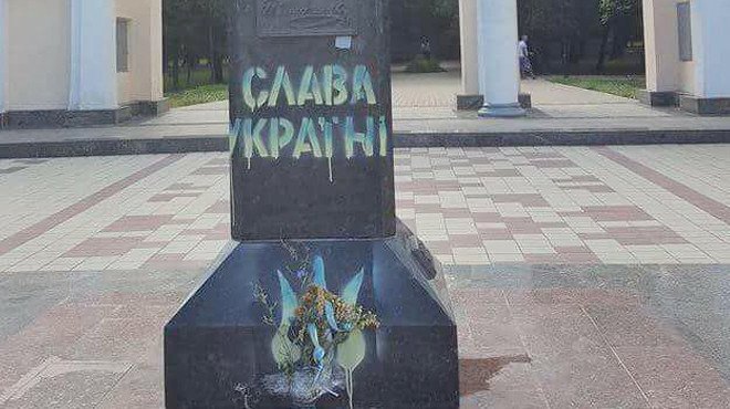 Shevchenko monument painted in the colors of Ukrainian flag in Simferopol
