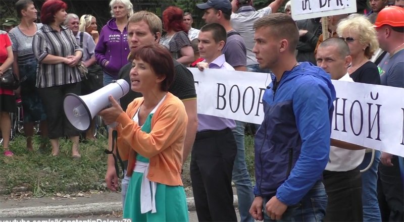 Shakhtarsk. Banners read no to armed mission. Protest drill
