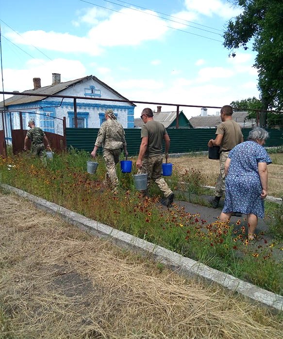ATO spox: Ukrainian soldiers delivered drinking water to Kyrilivka. Attracted int humanitarian NGO to get more aid  