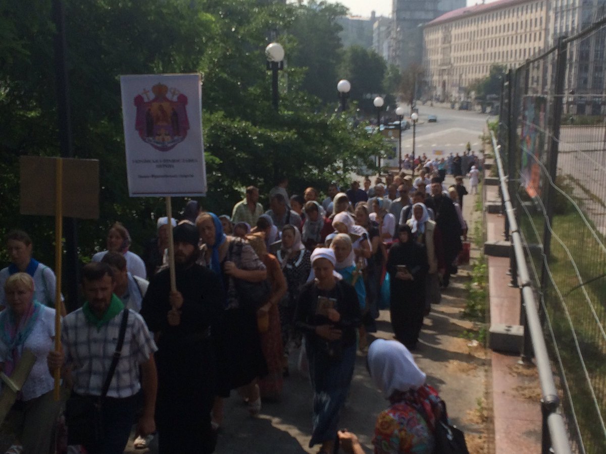 Moscow church procession moves to Vladimir's Hill